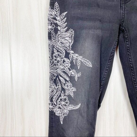 Romeo + Juliet | Black Frayed Hem Embroidered Skinny Jeggings Size Small - Picture 3 of 7